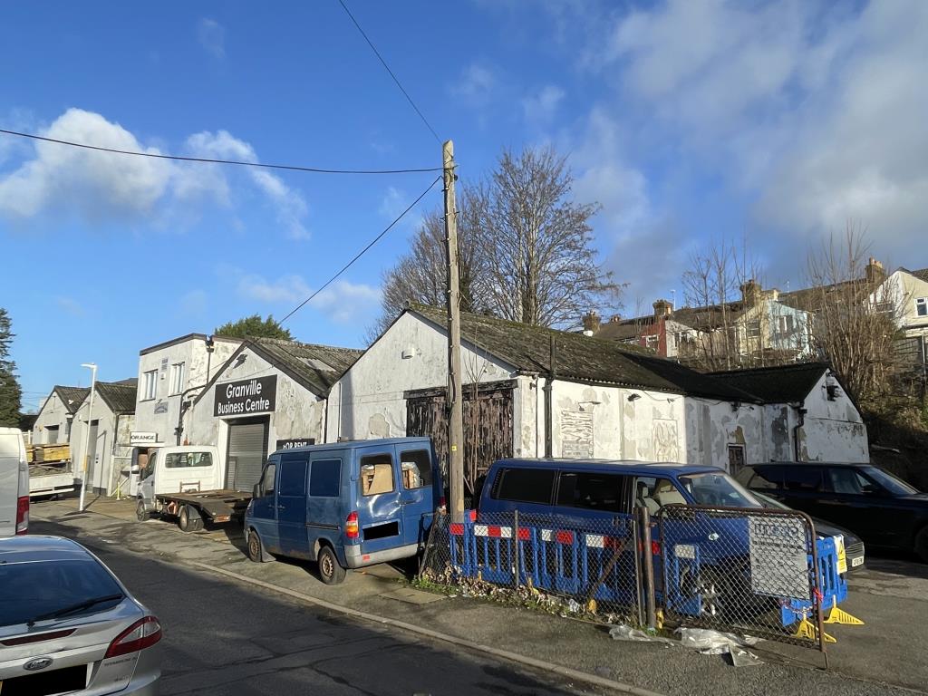 Lot: 102 - EXISTING COMMERCIAL SITE & BUILDINGS CURRENTLY LET WITH PREVIOUS PLANNING FOR 14 FLATS - 